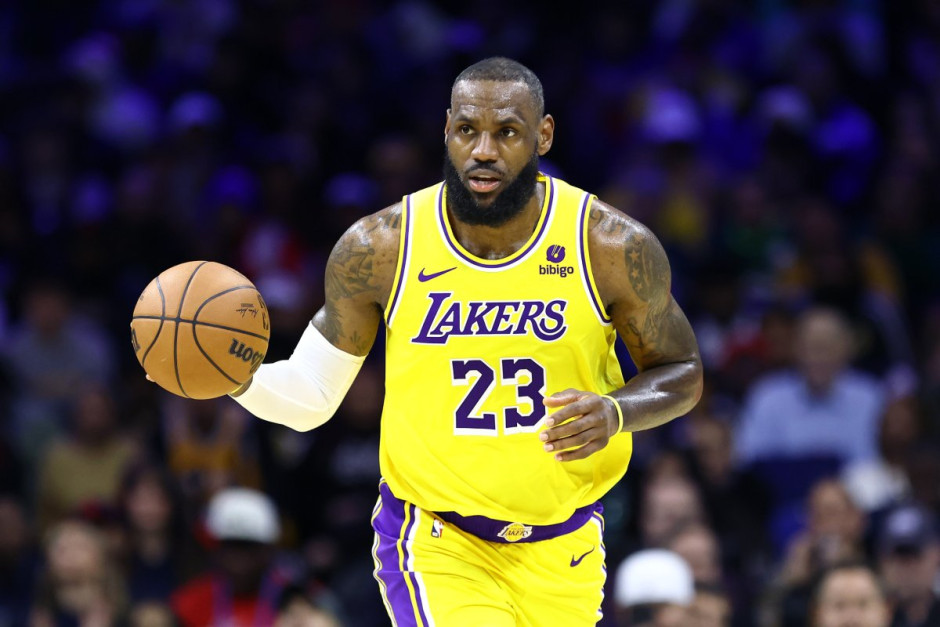 NBA高管：像詹姆斯这样的球星决定执行合同选项时球队会立刻官宣，但是湖人没有官宣