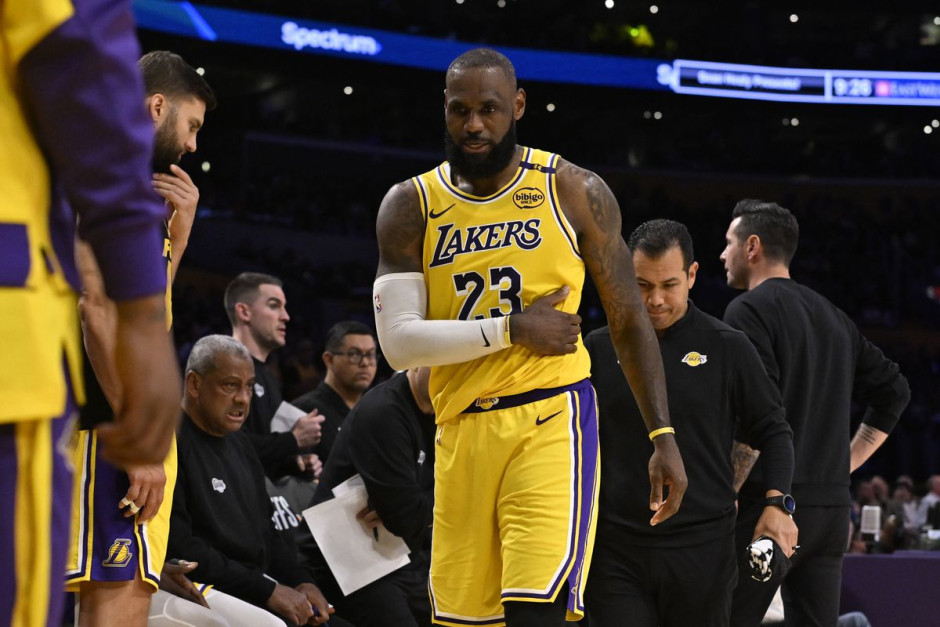 美记：在詹姆斯长达23年的NBA生涯里，首次出现球队没有为留住他而倾尽所有