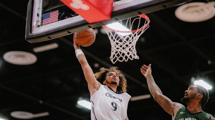 NBA夏联战报：快船末节轰20-2打崩雄鹿 克里斯蒂21分引3人20+