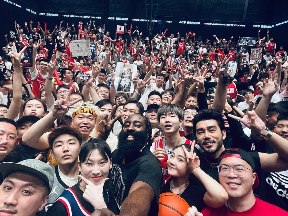 回顾以前哈登中国行的精彩瞬间 小电驴被警察当场抓包！