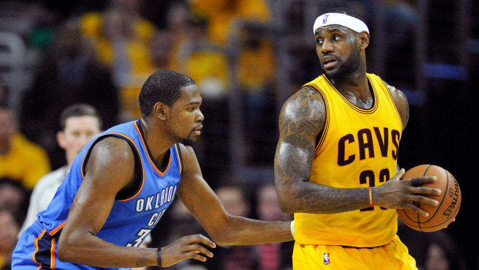 NBA历史上仅杜兰特和詹姆斯能在至少15个赛季中场均得分达到25+！