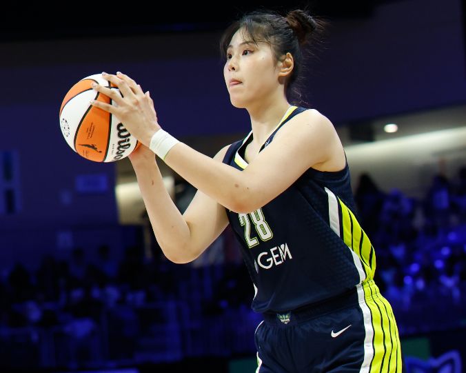 WNBA战报：李月汝5中1仅3分末节基本被弃用 飞翼遭狂热5连杀