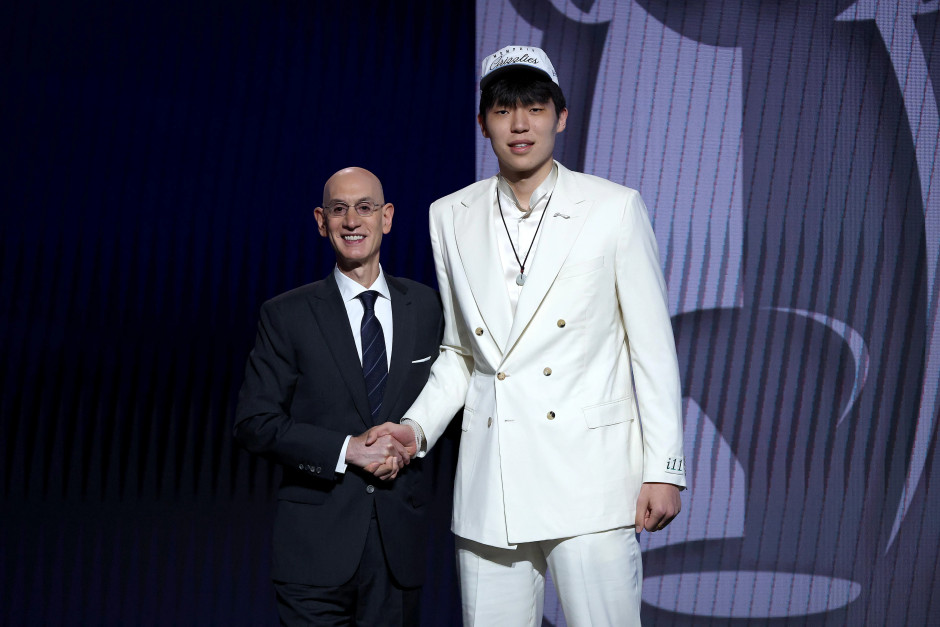 美记：杨瀚森的技术比扎克埃迪更出色，他会慢慢克服防守端移动速度跟不上的问题