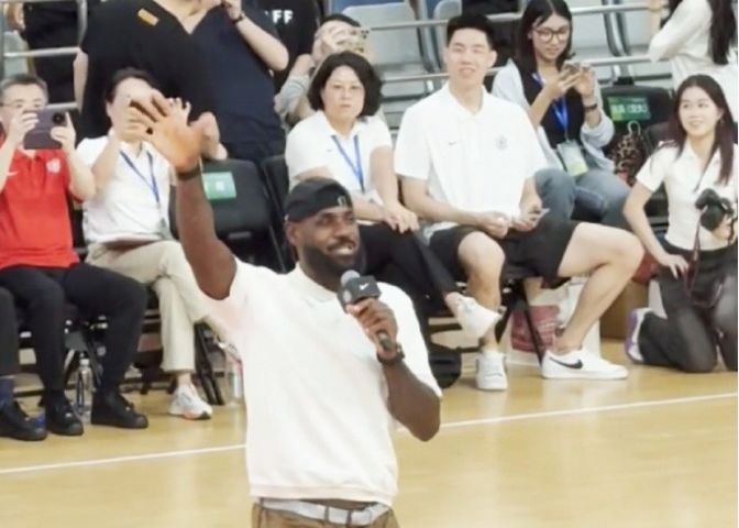 詹姆斯交大行盛况：朱俊龙到场球迷喊GOAT 库里粉丝带头追车交警鸣哨