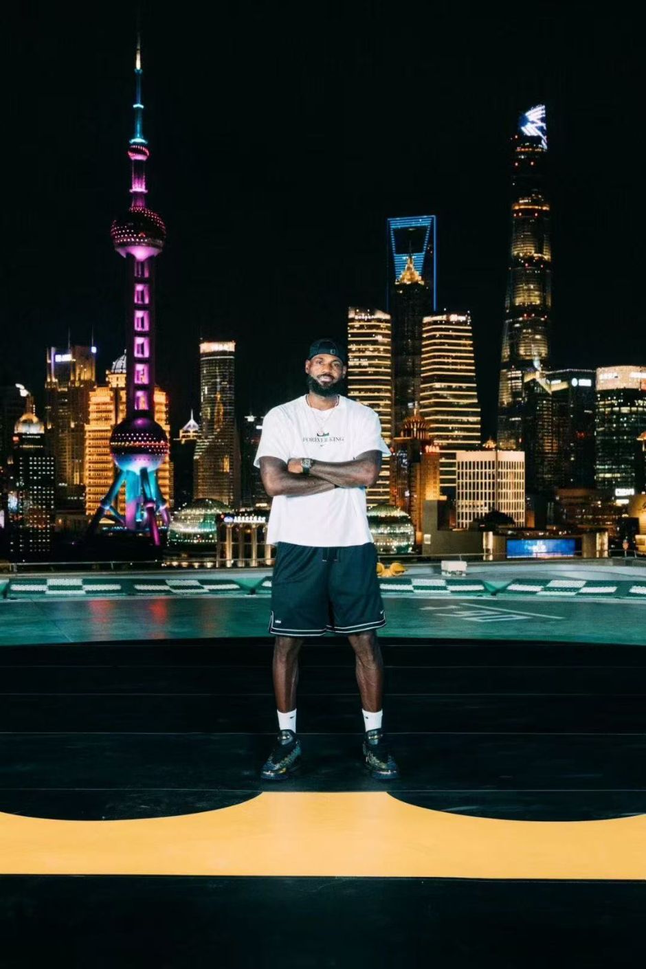 詹姆斯打卡东方明珠！秀第23代签名鞋 抵达上海后打了一天高尔夫