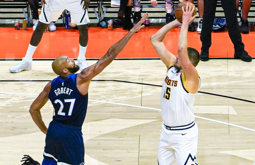 NBA季前赛战报：约基奇14分与戈贝尔互肘 华子休战森林狼仍胜掘金