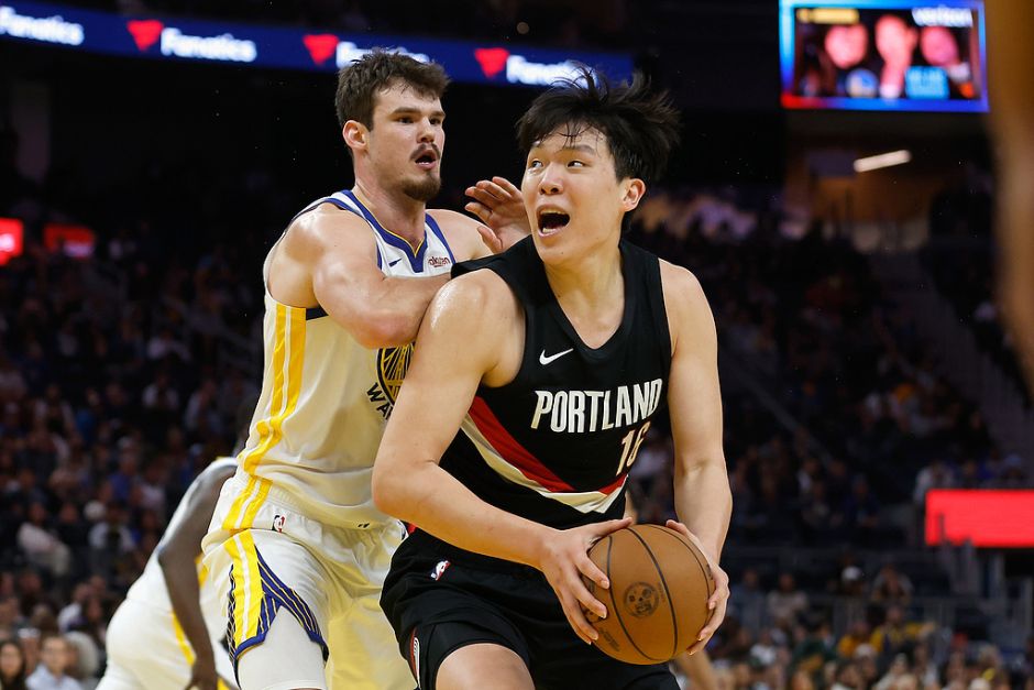 NBA季前赛战报：杨瀚森首秀4分4板6犯离场 勇士21分逆转胜开拓者