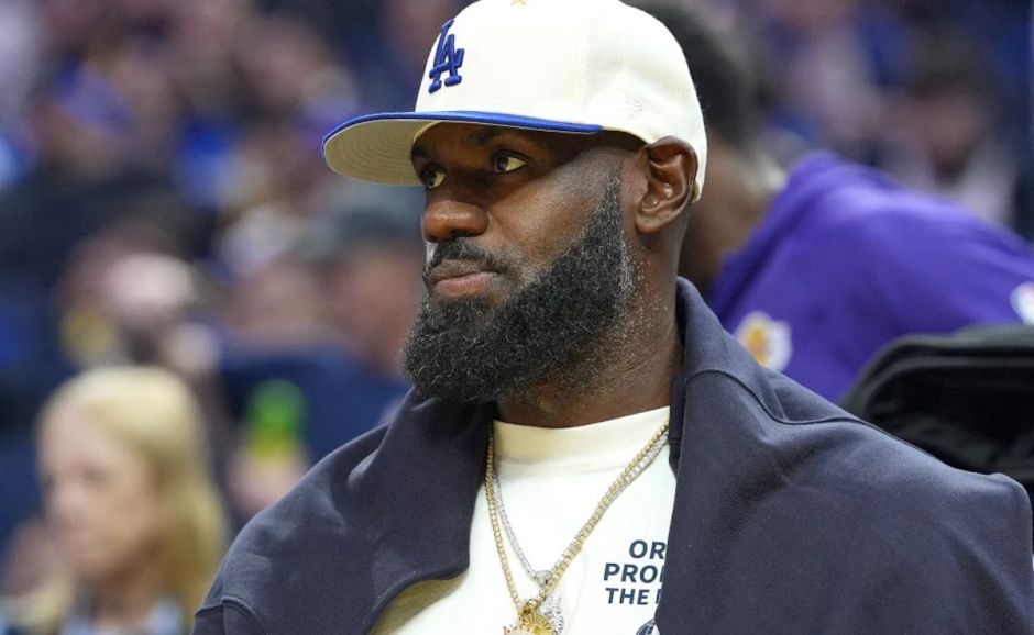 ESPN长文揭秘：詹姆斯面前有四条路 他究竟会选择哪一条？