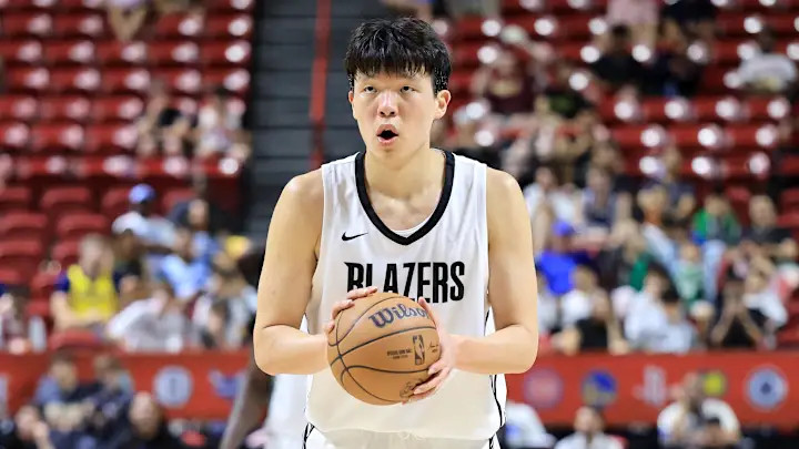 NBA常规赛开拓者vs湖人 杨瀚森首节替补出战5分钟三分球2投0中得到1分 NBA常规赛开拓者vs湖人 杨瀚森首节替补出战5分钟三分球2投0中得到1分