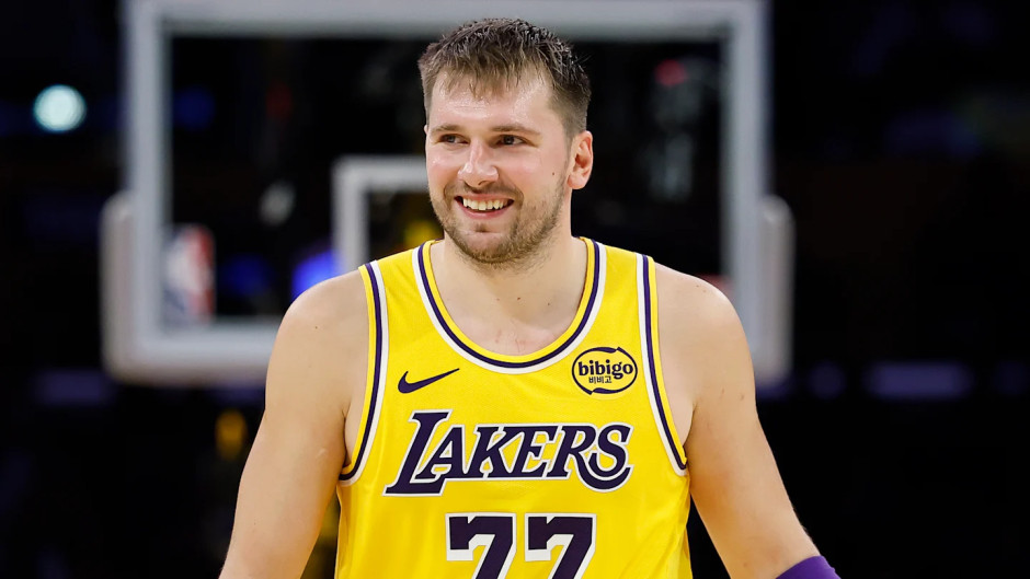 湖人主帅:东契奇左手扭伤的手指恢复进展明显,并未随队参与此次客场之旅 湖人主帅:东契奇左手扭伤的手指恢复进展明显,并未随队参与此次客场之旅