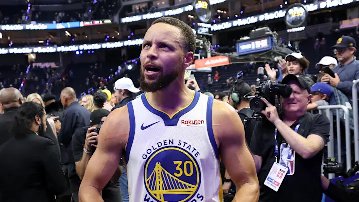 勇士三节战罢84-87落后雄鹿 库里单节轰下10分难阻球队断电被反超 勇士三节战罢84-87落后雄鹿 库里单节轰下10分难阻球队断电被反超