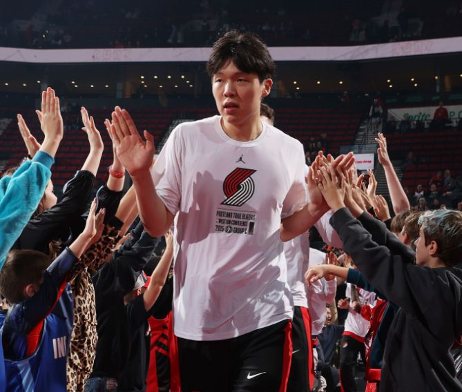 杨瀚森首遭弃用：无缘对阵偶像约基奇 沦为第四中锋下放倒计时