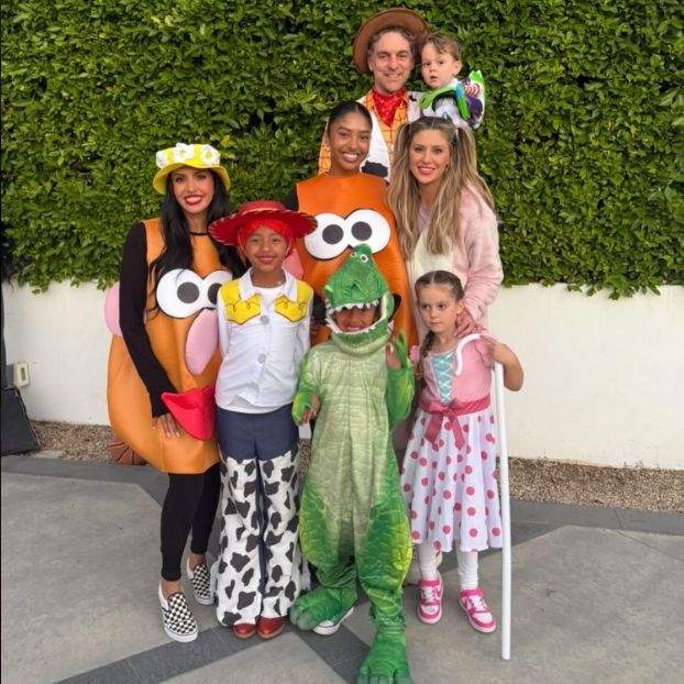 情谊！加索尔全家多年陪伴瓦妮莎一家过万圣节 化身机器人总动员