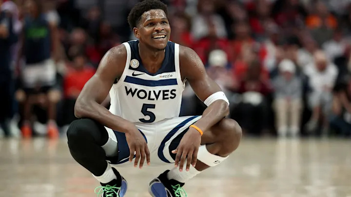 美记：爱德华兹明天将会接受进一步的身体评估，大概率还需要一周时间重返赛场