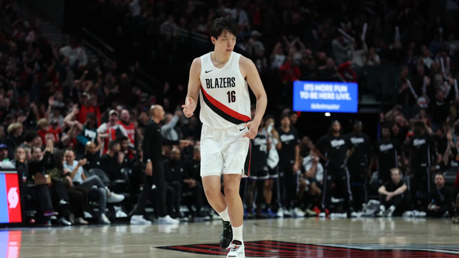 开拓者半场险胜湖人一分！杨瀚森上半场没能登场 罗威替补出战表现亮眼