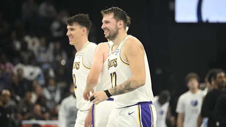 东契奇成为湖人队史首位单场打出至少35分10次助攻5次抢断的球员 东契奇成为湖人队史首位单场打出至少35分10次助攻5次抢断的球员