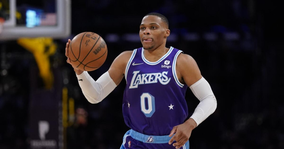 威少成为历史上首位在生涯第18个赛季及之后，仍能砍下三双的控卫