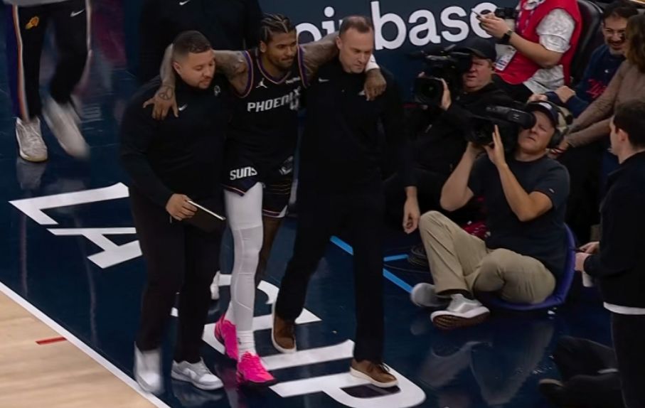 突发!太阳新援杰伦-格林复出第2场疑右腿筋拉伤 被搀扶离场 突发!太阳新援杰伦-格林复出第2场疑右腿筋拉伤 被搀扶离场