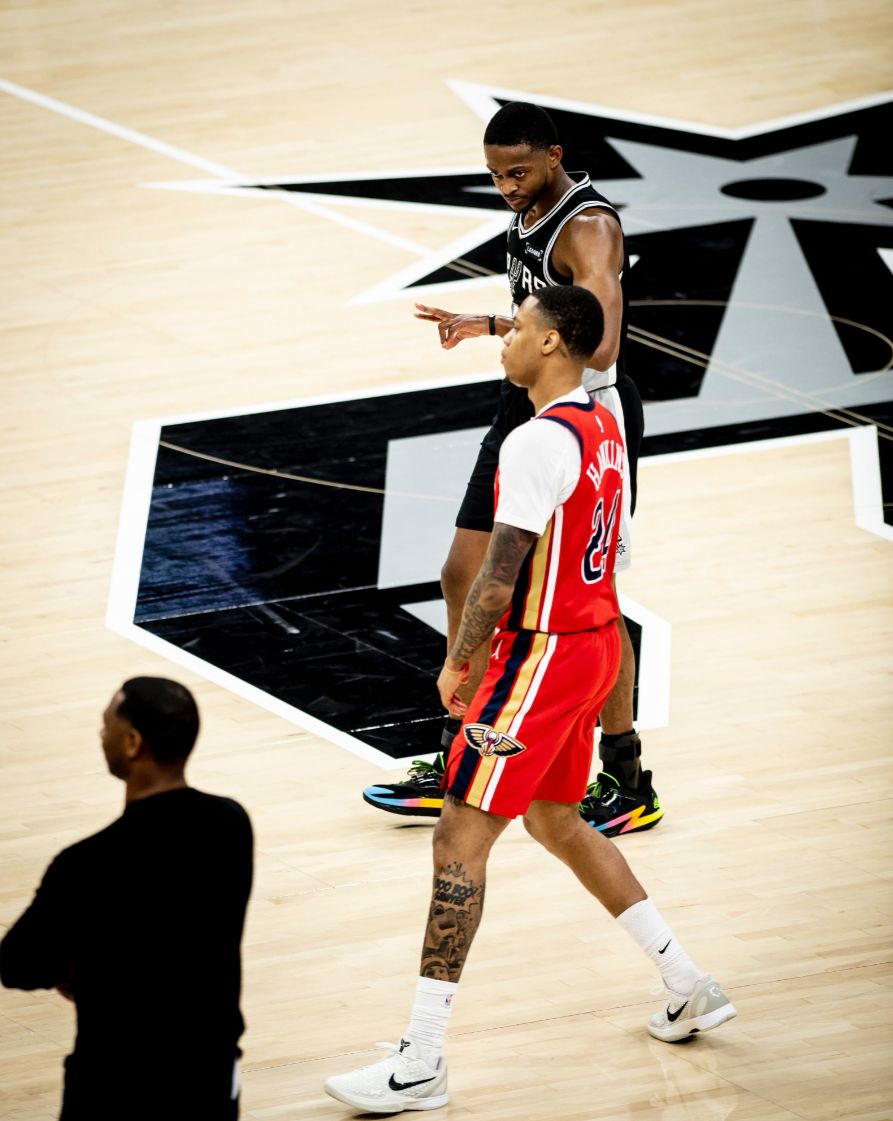 五年2.7亿首秀几分？福克斯24+3献决胜球 马刺三后卫先发会成常态？