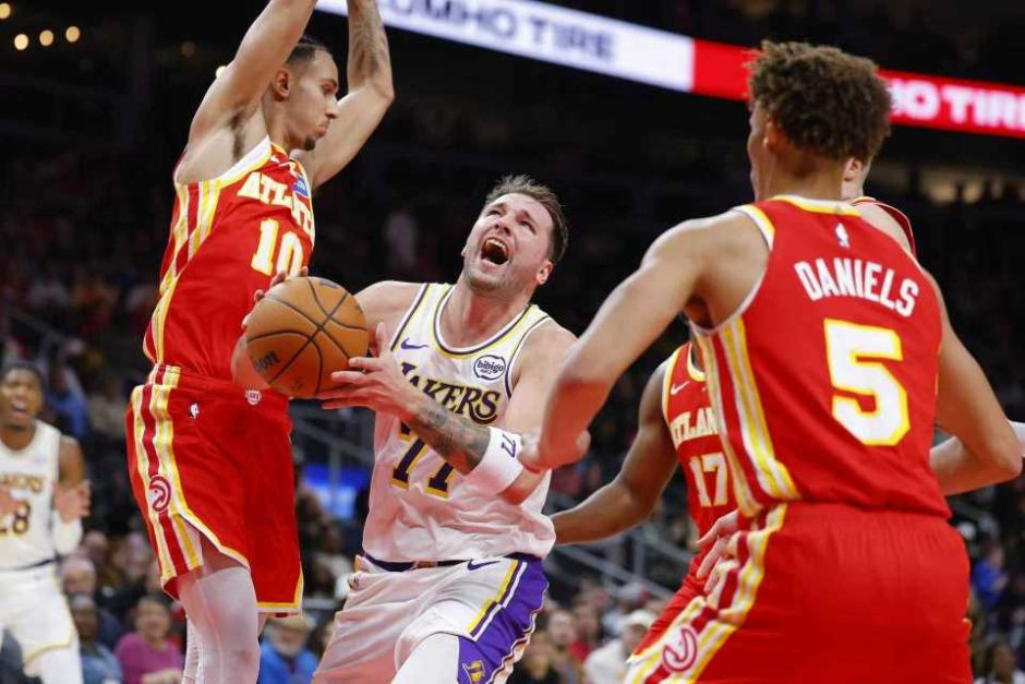 NBA常规赛录像回放完整版-湖人vs老鹰全场回放（11.9）里萨谢领衔8人得分上双大胜对手