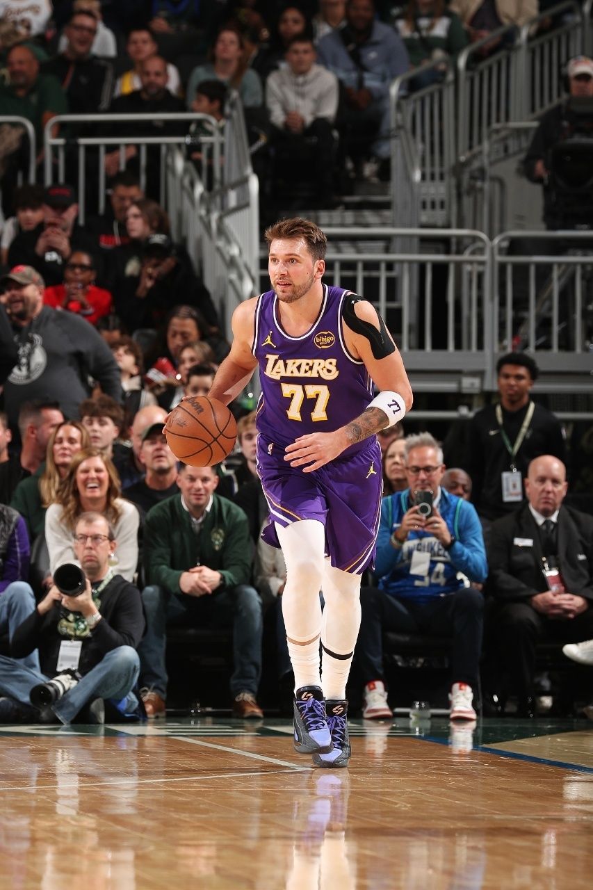 NBA常规赛战报:湖人三叉戟86分!最多领先31分大胜 东契奇41分20罚完胜字母哥 NBA常规赛战报:湖人三叉戟86分!最多领先31分大胜 东契奇41分20罚完胜字母哥