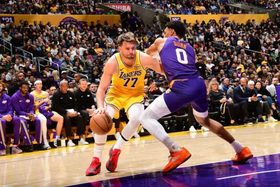 詹姆斯湖人揭幕战__詹姆斯买断湖人