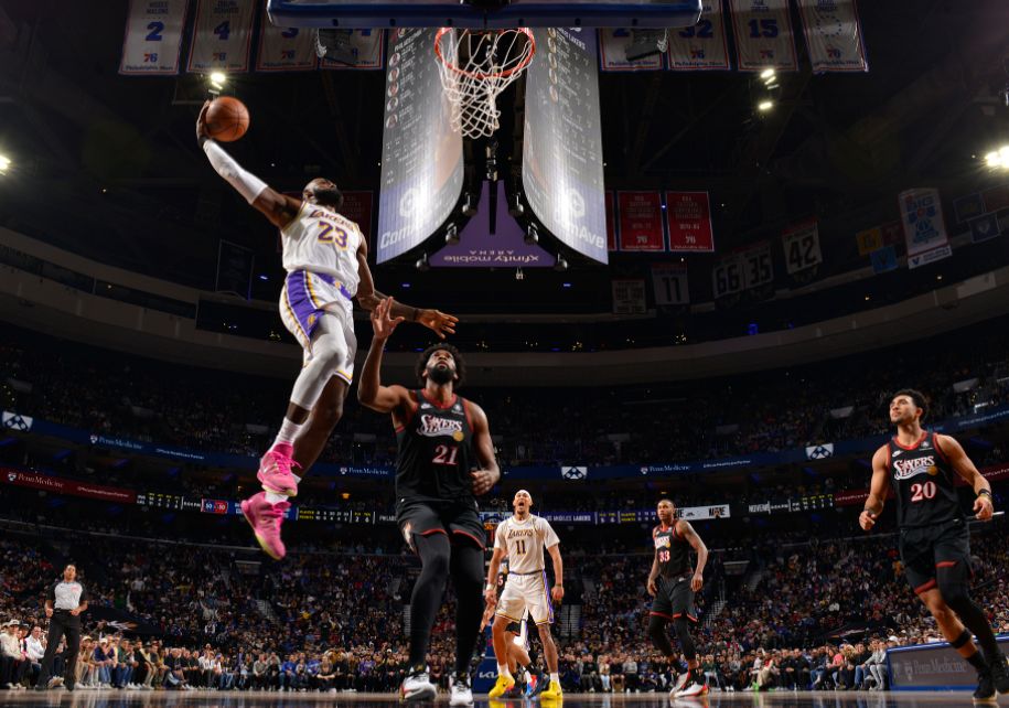 詹姆斯29+7戴上皇冠！东契奇复出31+三双湖人逆转76人 马克西28+9