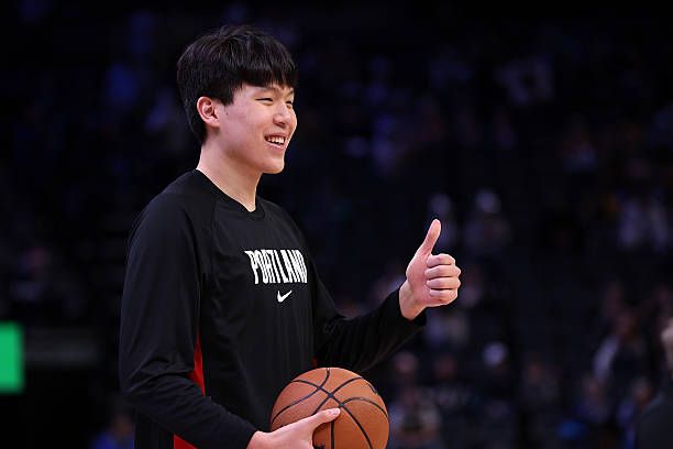 杨瀚森面部挫伤出战成疑!曾想带病坚持训练 刚到球馆就被安排回家休养 杨瀚森面部挫伤出战成疑!曾想带病坚持训练 刚到球馆就被安排回家休养