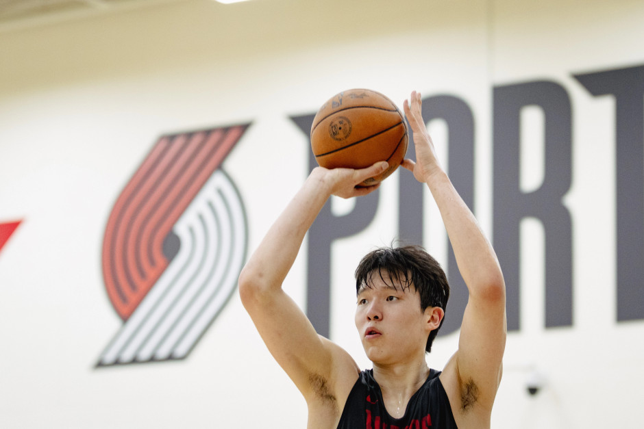 开拓者官方：杨瀚森因为面部挫伤将会缺席今日对阵鹈鹕的比赛