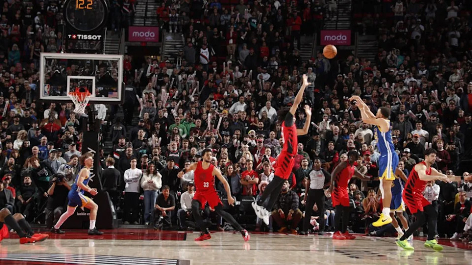 勇士不敌开拓者遭遇两连败！勇士胜率跌破50%，目前以13胜14负的战绩暂列西部第八