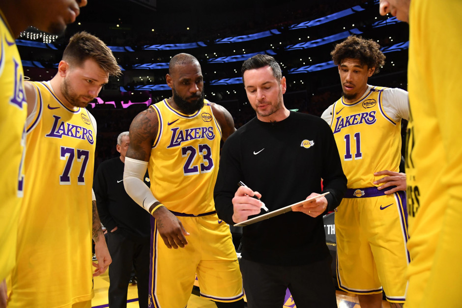 湖人主帅谈如何围绕球星制定战术：以球星的技术特长为核心，做好防守工作，保证三分球的命中率