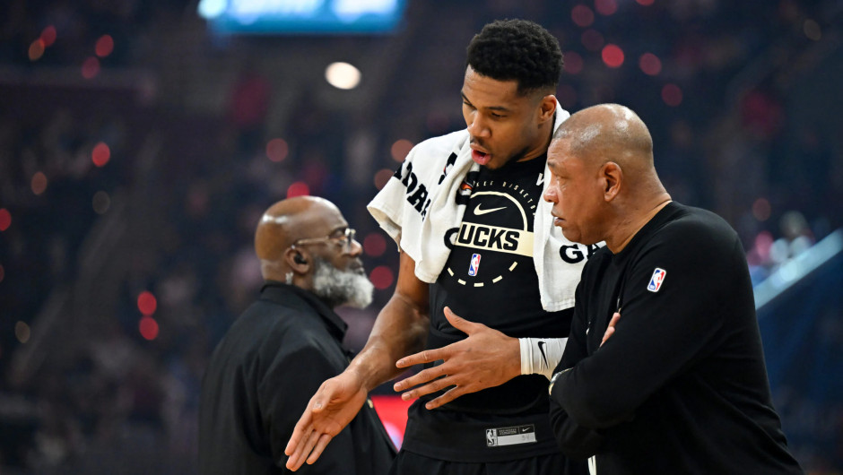 字母哥回应交易流言：这类流言会对我的队友造成困扰，希望这些流言能够就此停止