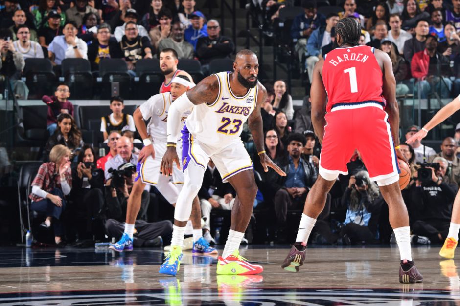 东契奇伤退湖人惨负快船 詹姆斯36分小卡32+12哈登里程碑