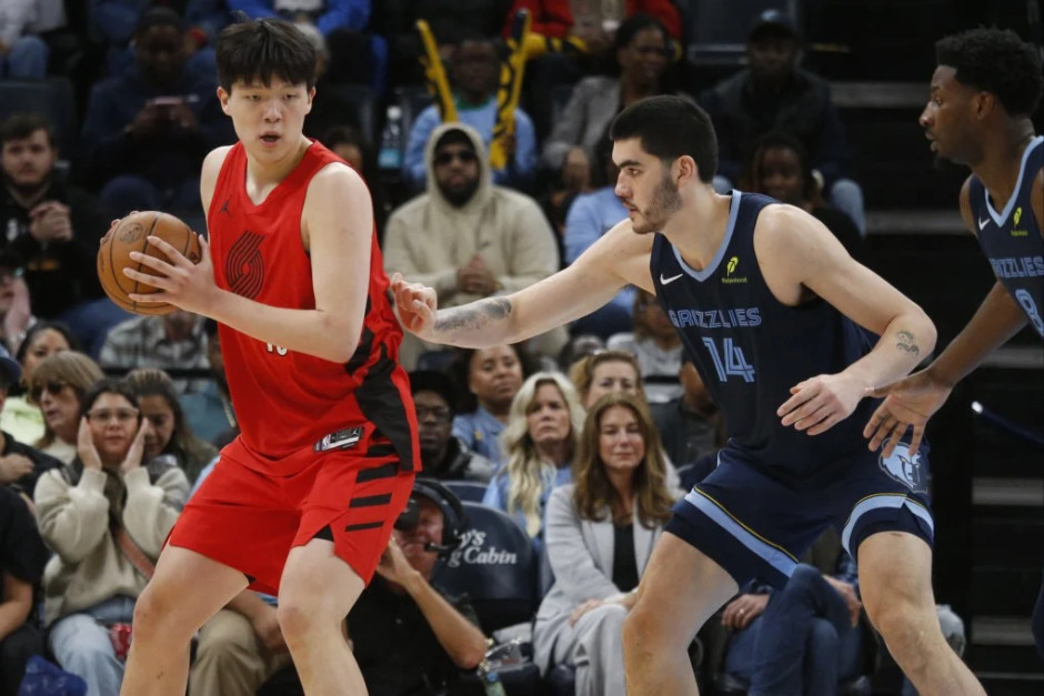 美记：杨瀚森在应对对手进攻时往往显得有些乏力，难以形成有效的防守