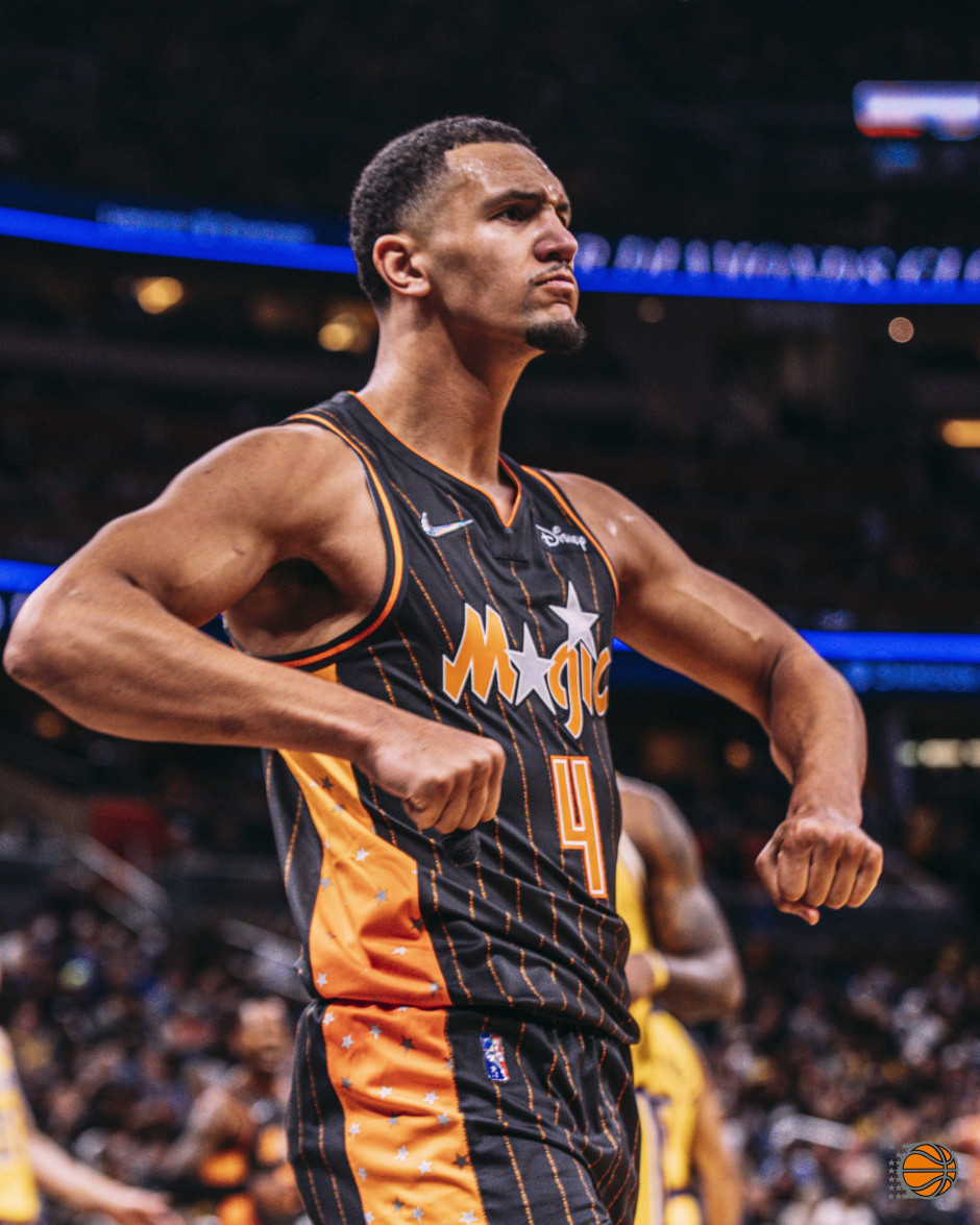 从天赋怪变蓝领尖兵！魔术变“显眼包”谢1人 他5年熬成防守一哥