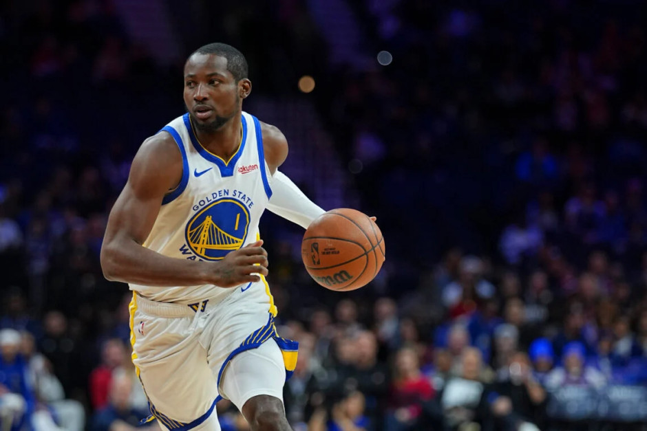 美记：勇士在NBA交易市场上动作频频，已经与篮网、鹈鹕、公牛等多支球队展开交易对话