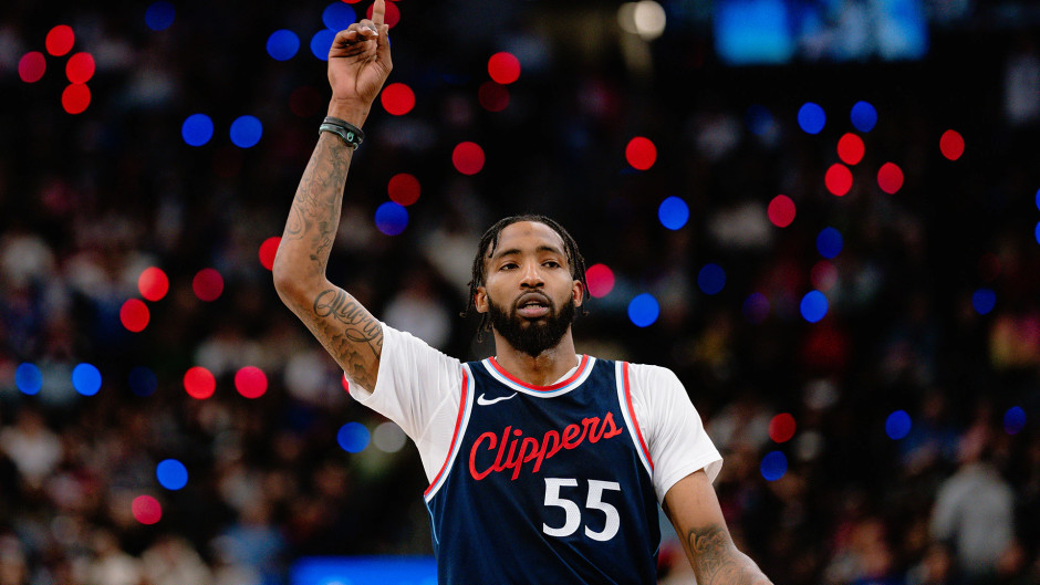 美记：小琼斯已经恢复5对5对抗训练，距离正式复出已越来越近