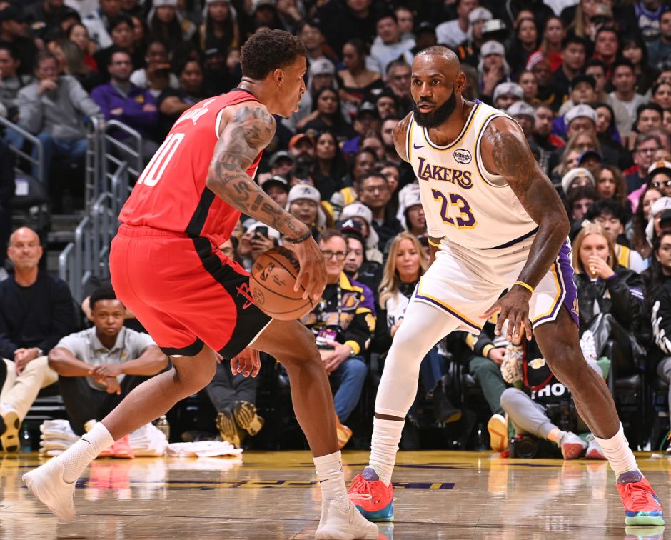 勒布朗轰18+5吞里程悲！在场-33被喷巨大防守漏洞：不卡位+不协防