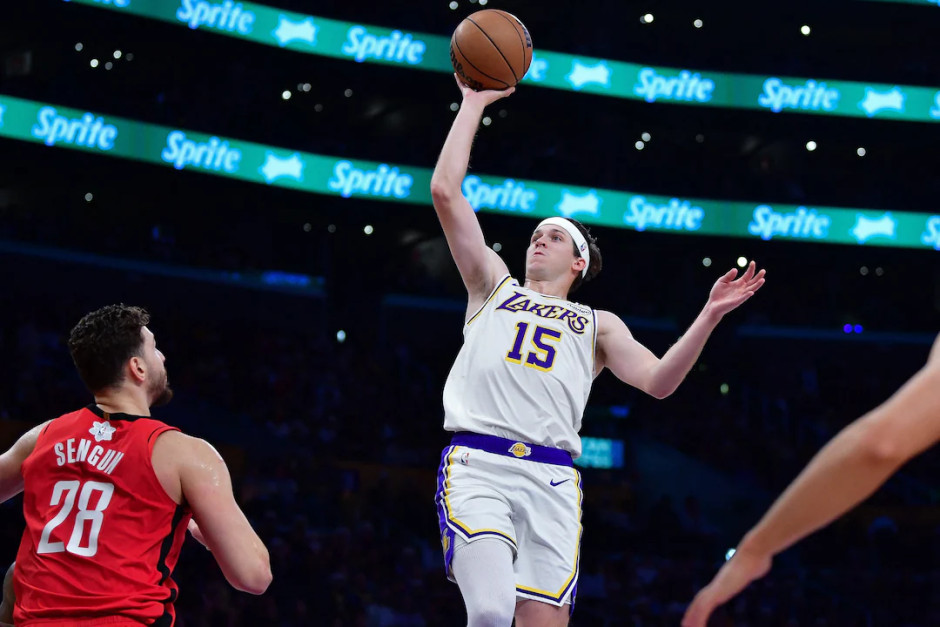 湖人记者：里夫斯离开球馆时，左腿并未佩戴任何支架、护具或拐杖