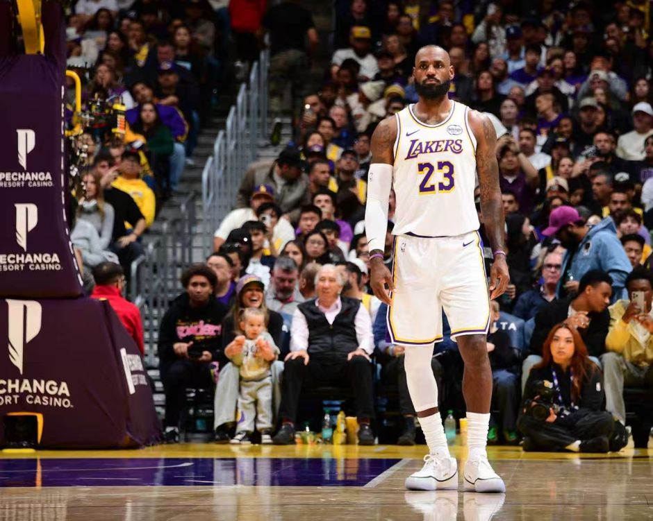 28分钟13中11轰24+5!老詹在场净胜20分扫质疑 折叠背扣太精彩 28分钟13中11轰24+5!老詹在场净胜20分扫质疑 折叠背扣太精彩