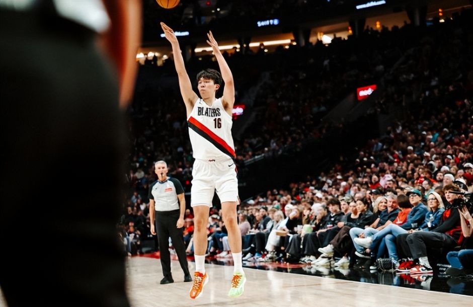 杨瀚森接锅三分登热搜！斯帅硬夸毫无真诚 小杨前景依旧黯淡无光