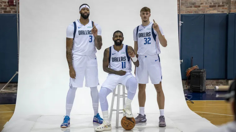 美记：在推动大交易之前，独行侠老板倾向于观察欧文、弗拉格、戴维斯三人组的搭配效果