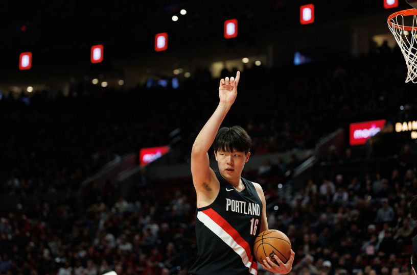 杨瀚森0分搭档罗威组双塔！开拓者险胜独行侠 阿夫迪亚27+9+11