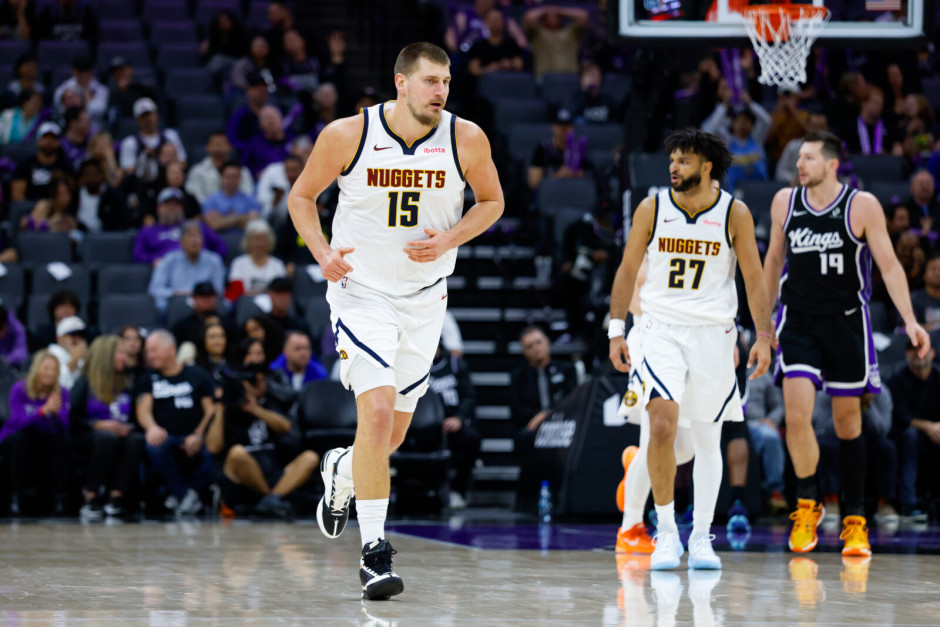 约基奇遭遇队友误伤下半场回归成疑！约基奇上半场出战19分钟砍下21分5板8助