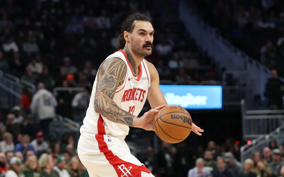 火箭官方：中锋亚当斯因右脚踝扭伤，确定本场比赛不会回归