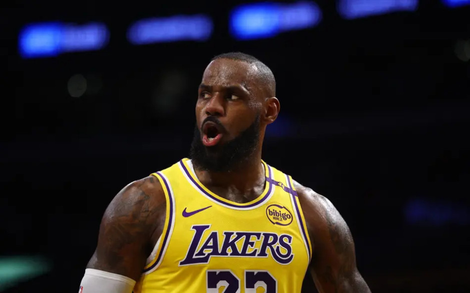 詹姆斯：我们出现了太多无谓失误，这让我们很难在比赛中追回比分