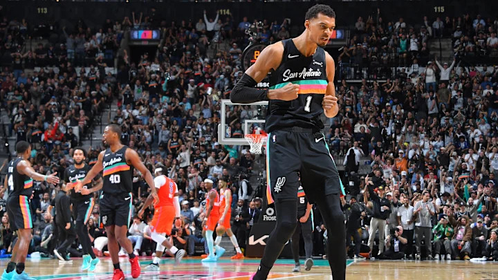 美记：文班亚马将随队一同前往孟菲斯，将在赛前投篮训练结束后决定是否登场