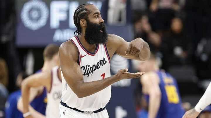 美记：哈登受到右肩僵硬症状困扰，将在热身结束后根据身体状态临场决定今天是否登场