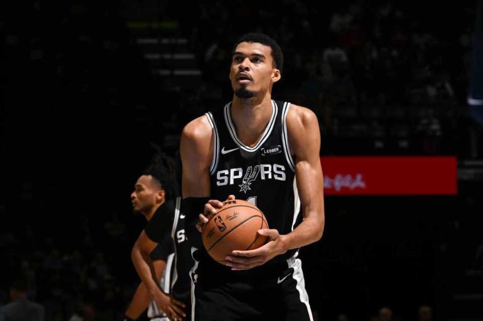 文班复出30分马刺遭灰熊逆转 福克斯18中4丢绝杀斯潘塞21+7+8