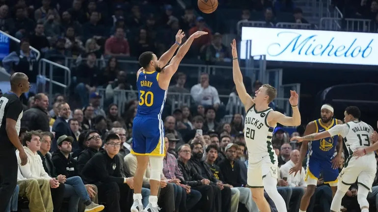 库里职业生涯第323次单场砍下30+得分，NBA近60年控卫历史第一！